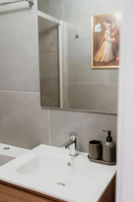 Lisbon Orange House - Beautiful Two-Bedroom Apartment 1D 0*,  Portugal
