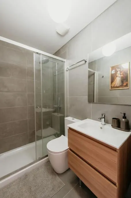Lisbon Orange House - Beautiful Two-Bedroom Apartment 1D 0*,  Portekiz
